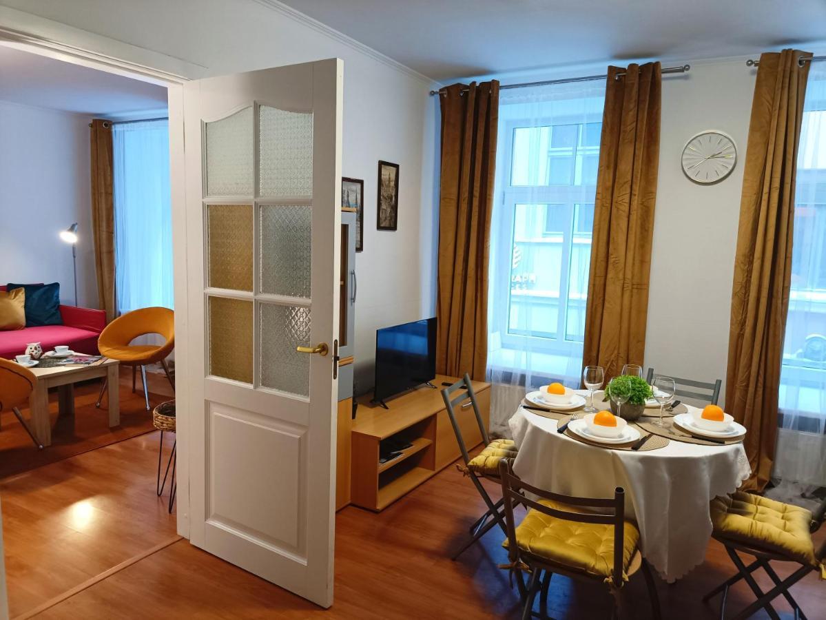 Old Town Sunny Bee Prime Location Apartment